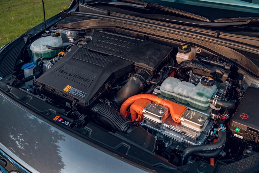  Hyundai IONIQ Plug-in Hybrid (AE) 2019 года  (UK) (фото 32 из 40)